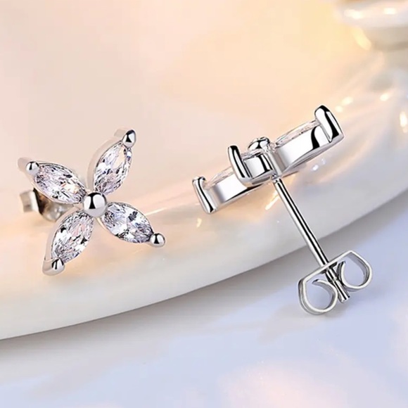 🌟 Silver Lucky Four Leaves Clover Stud Earrings - Picture 3 of 6